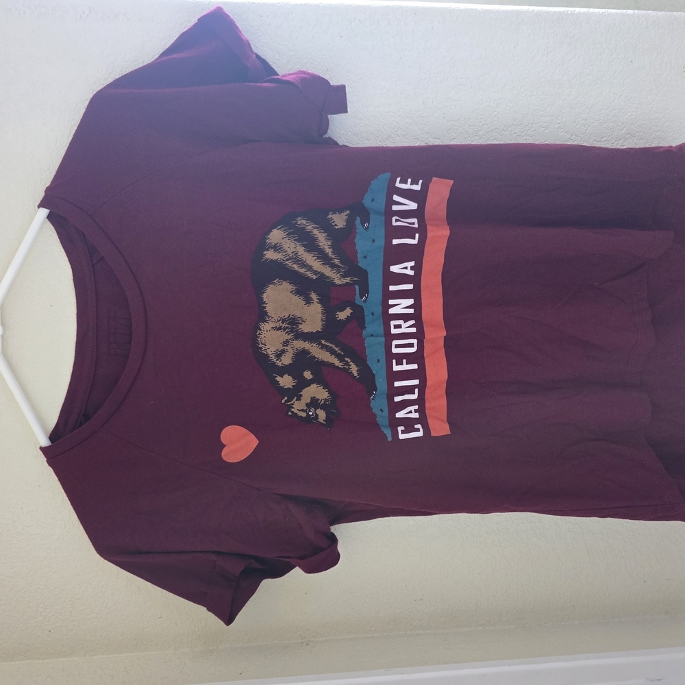 Maroon “California Love” tee, size M, soft & comfy.